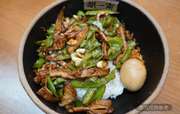 爆炒鹵肥腸瓦缽飯