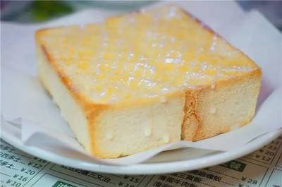 奶油或奶醬薄多士