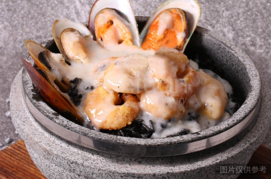招牌蒜仔牛油焗墨魚汁飯