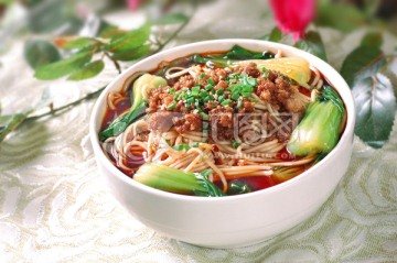 紅腸蛋湯麵