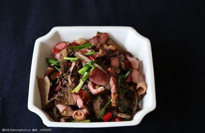 幹筍炒煙熏臘肉蓋飯（蔬菜+滷蛋+飲料）