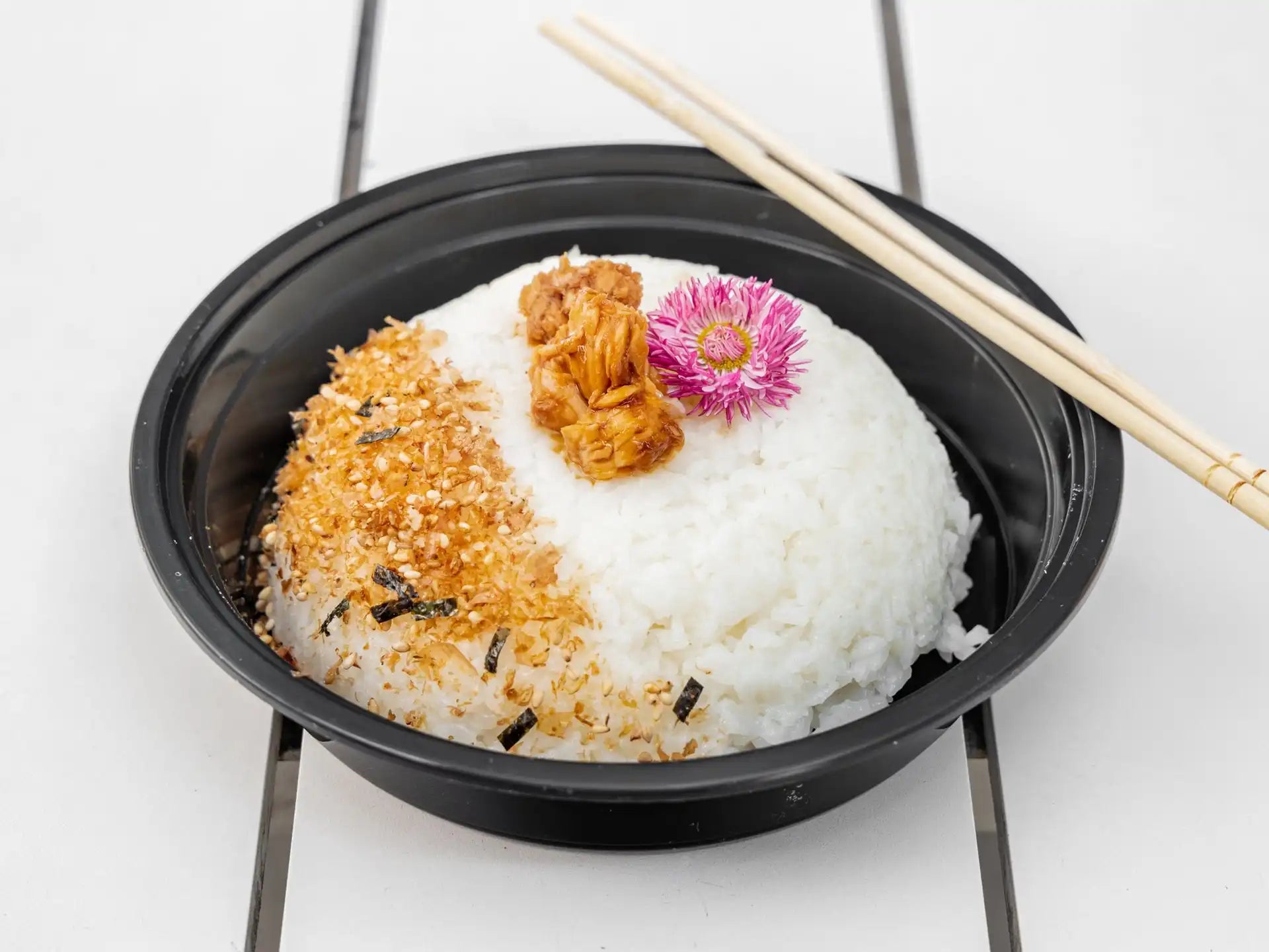 盤裝鮭魚飯糰