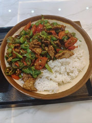 香辣苕皮（蕨粑）炒臘肉蓋飯+蔬菜+滷蛋+飲料