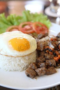 泰式香草炒鮮蝦，牛肉配煎蛋白飯