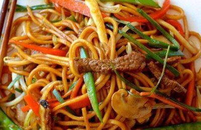 菜遠雞球炒麵（河粉）