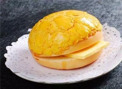 焗波蘿奶黃包